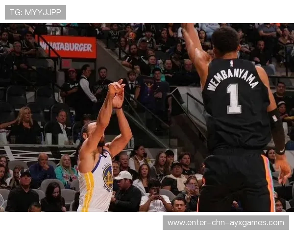 库里远距离连连发威,勇士主场成钢铁堡垒